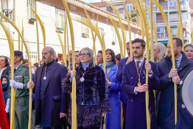 El alcalde, Alejandro Navarro Prieto, el presidente del Senado, Pedro Rollán, el primer teniente de alcalde, Víctor Miranda, la presidenta de la Real e Ilustre Hermandad de Nuestra Señora del Rosario Coronada, Cristina Vidales, y otros concejales torrejoneros en la Procesión del Domingo de Ramos