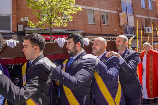 El presidente del Senado, el torrejonero, Pedro Rollán, portando la imagen del Domingo de Ramos