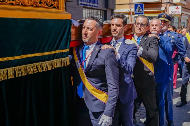 El alcalde, Alejandro Navarro, portando una de las imágenes
