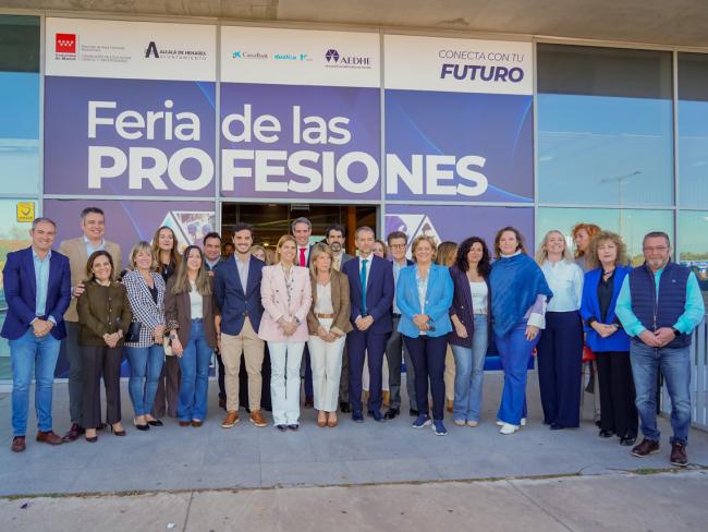 El alcalde, Alejandro Navarro Prieto, acompañado por la alcaldesa de Alcalá de Henares, Judith Piquet; la presidenta de la Asociación de Empresarios del Henares (AEDHE), Laly Escudero Ossorio; el director General de Educación Secundaria, Formación Profesional y Régimen Especial, Comunidad de Madrid, Jesús Manso; el director de Área Territorial Madrid-Este, Marcos Rafael Moreno; y la directora de Area Negocio en CaixaBank, Laly Pulido, el concejal de Educación de Torrejón, Rubén Martínez, entre otros visitan