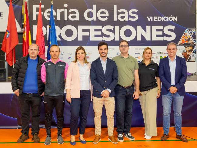 El alcalde y el concejal de Educación con los responsables de los stands de los centros educativos torrejoneros presentes en le Feria