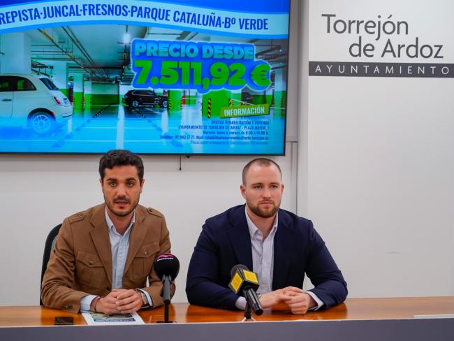 El alcalde, Alejandro Navarro Prieto, y el 1er teniente de alcalde y concejal de Urbanismo, Vivienda y Juventud, Víctor Miranda Lozano, han presentado en el Ayuntamiento la iniciativa
