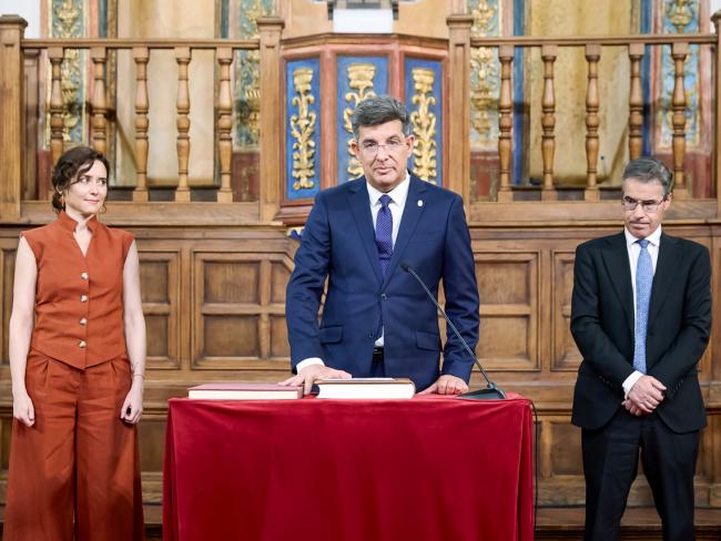 Carmelo García fue investido rector de la Universidad de Alcalá, en un acto presidido por Isabel Díaz Ayuso, presidenta de la Comunidad de Madrid