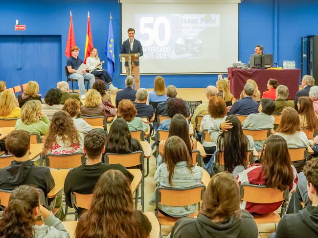 Alejandro Navarro felicitó “a todas las personas que habéis formado parte de este instituto o que lo hacéis en la actualidad, dando continuidad a este proyecto educativo”