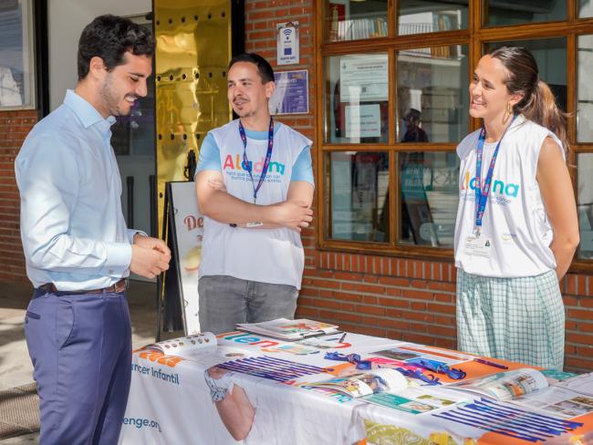 El alcalde, Alejandro Navarro, visitando la mesa informativa de la Fundación Aladina instalada esta mañana, en la Plaza Mayor