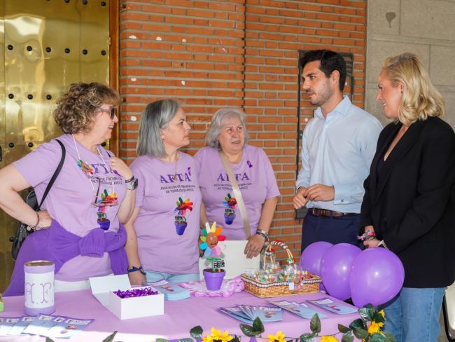 El alcalde, Alejandro Navarro, y la concejala de Sanidad, Carla Picazo, visitando la mesa informativa de la Asociación de Fibromialgia de Torrejón de Ardoz (AFTA) instalada esta mañana, en la Plaza Mayor