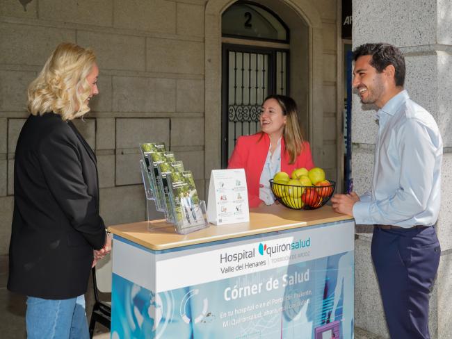 El alcalde, Alejandro Navarro, y la concejala de Sanidad, Carla Picazo, visitando la mesa informativa del Hospital Quironsalud instalada esta mañana, en la Plaza Mayor