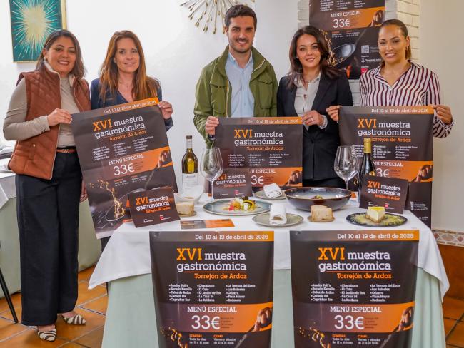 Alejandro Navarro Prieto ha estado acompañado por la secretaria general de UNICEM, Carolina Santana; por Vanesa Calvo, de la Asociación de Comerciantes de la Zona Centro; la representante de EMU, Claudia Sánchez, y la propietaria del establecimiento donde se ha presentado el certamen, Marinela Priboi 