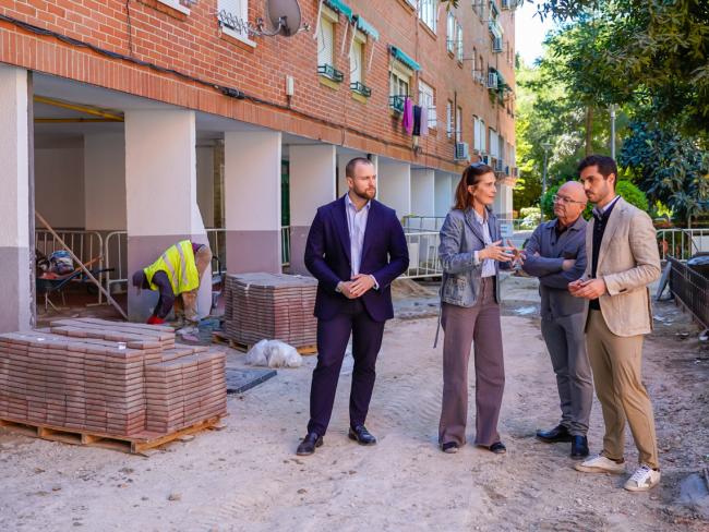 El alcalde, Alejandro Navarro Prieto, el concejal de Urbanismo, Vivienda y Juventud, Víctor Miranda y el concejal de Obras, Limpieza Urbana, Administración y Contratación, Valeriano Díaz, supervisando el desarrollo de los trabajos junto a técnico municipales
