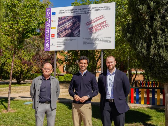 El alcalde, Alejandro Navarro Prieto, el concejal de Urbanismo, Vivienda y Juventud, Víctor Miranda y el concejal de Obras, Limpieza Urbana, Administración y Contratación, Valeriano Díaz, supervisando el desarrollo de los trabajos 