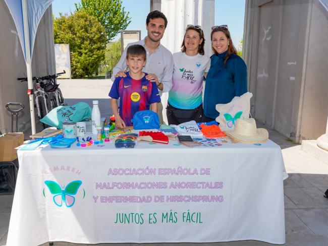 El alcalde, Alejandro Navarro Prieto, la concejala de Mayores, Ana Verónica González, y la edil de Sanidad, Carla Picazo, visitando el stand de la Asociación Española de Malformaciones anorrectales y Enfermedad de Hirschsprung 