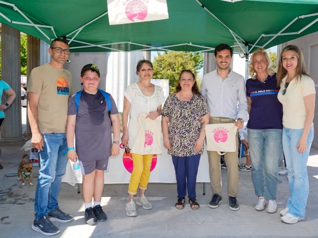 El alcalde, Alejandro Navarro Prieto, la concejala de Mayores, Ana Verónica González, y la edil de Sanidad, Carla Picazo, visitando el stand de Torrafal en el Parque Europa
