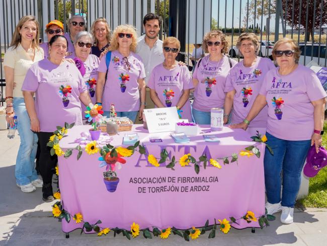El alcalde, Alejandro Navarro Prieto, la concejala de Mayores, Ana Verónica González, y la edil de Sanidad, Carla Picazo, visitando el stand de la Asociación de Fibromialgia de Torrejón de Ardoz (AFTA) en el Parque Europa 