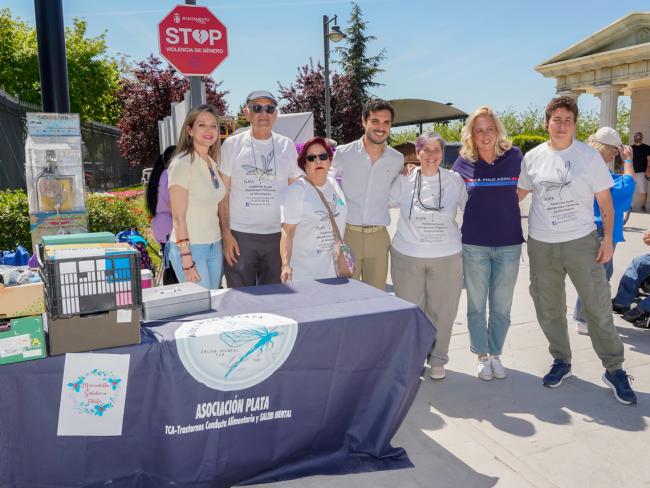 El alcalde, Alejandro Navarro Prieto, la concejala de Mayores, Ana Verónica González, y la edil de Sanidad, Carla Picazo, visitando el stand de la Asociación Plata, en el Parque Europa
