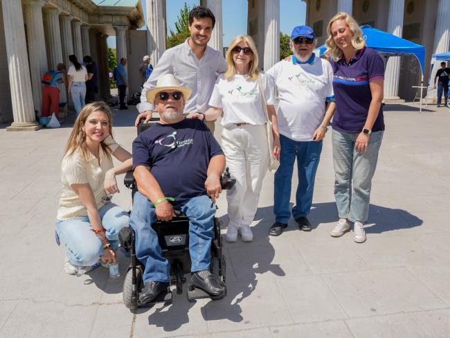 El alcalde, Alejandro Navarro Prieto, la concejala de Mayores, Ana Verónica González, y la edil de Sanidad, Carla Picazo, visitando a Torrafal en el Parque Europa
