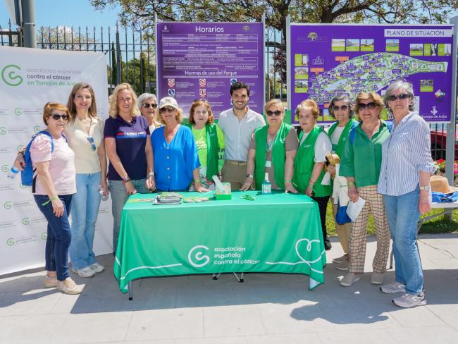 El alcalde, Alejandro Navarro Prieto, la concejala de Mayores, Ana Verónica González, y la edil de Sanidad, Carla Picazo, visitando el stand de la Asociación Española Contra el Cáncer