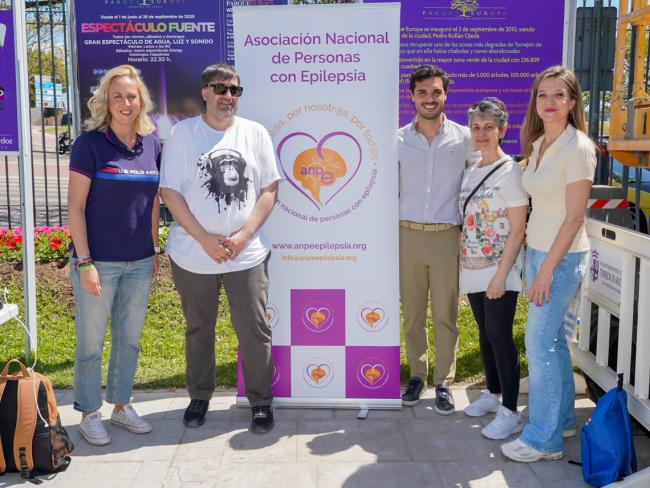 El alcalde, Alejandro Navarro Prieto, la concejala de Mayores, Ana Verónica González, y la edil de Sanidad, Carla Picazo, visitando el stand de las Asociación Nacional de Personas con Epilepsia