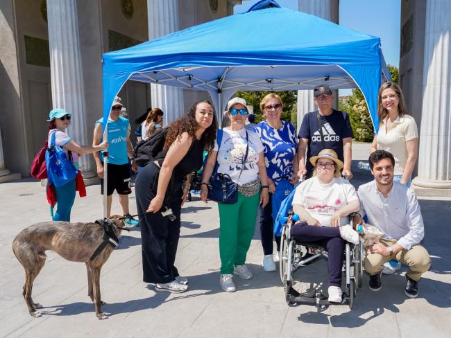 El alcalde, Alejandro Navarro Prieto, y la edil de Sanidad, Carla Picazo, visitando los stands de las asociaciones relacionadas con la salud