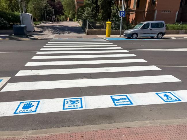 La secuencia que se ilustra con pictogramas es la recomendada para personas con Trastorno del Espectro Autista y es: para, mira, coche parado y cruza
