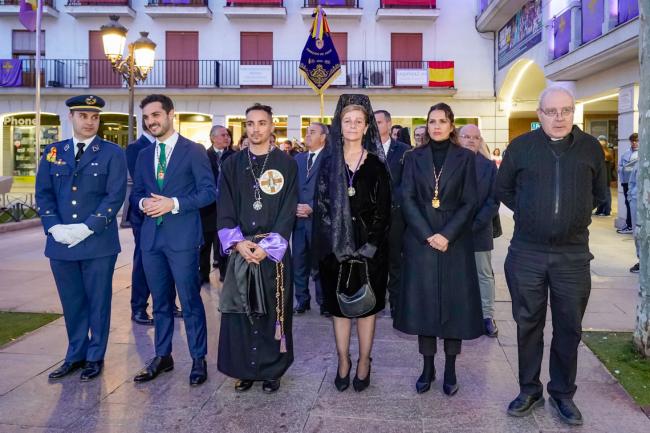 El alcalde, Alejandro Navarro Prieto, la concejala de Igualdad y Festejos, María Eugenia Gil, con el presidente de la Hermandad de la Vera Cruz y Nuestra Señora de la Soledad Coronada, Sergio Navarro Muñoz, y el párroco de la Iglesia San Juan Evangelista, Javier Ortega, entre otras personalidades