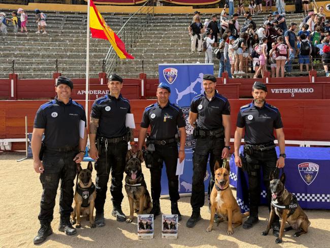 La Unidad Canina de la Policía Local de Torrejón de Ardoz en la Plaza de Toros de Toledo
