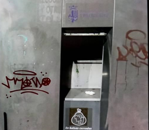 Muchas pintadas vandalizan mobiliario urbano