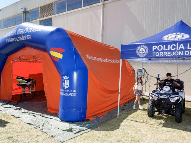 Exposición estática con un hospital de campaña, vehículos de la Policía Local, Protección Civil y de la Unidad Canina