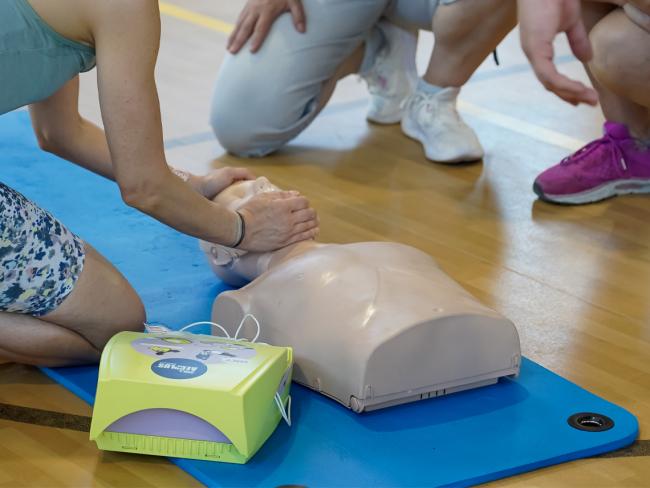 El objetivo de la Máster Class era enseñar técnicas esenciales de reanimación cardiopulmonar, uso de desfibriladores, control de hemorragias y actuación ante atragantamientos