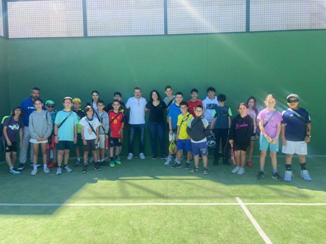Participantes del torneo de pádel en la categoría de menores con la concejala de  Deportes y Turismo, Miriam Gutiérrez