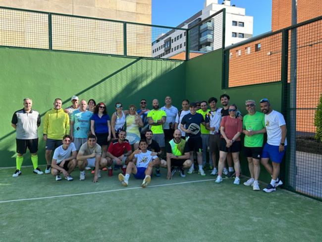 Participantes del torneo de pádel en la categoría de adultos
