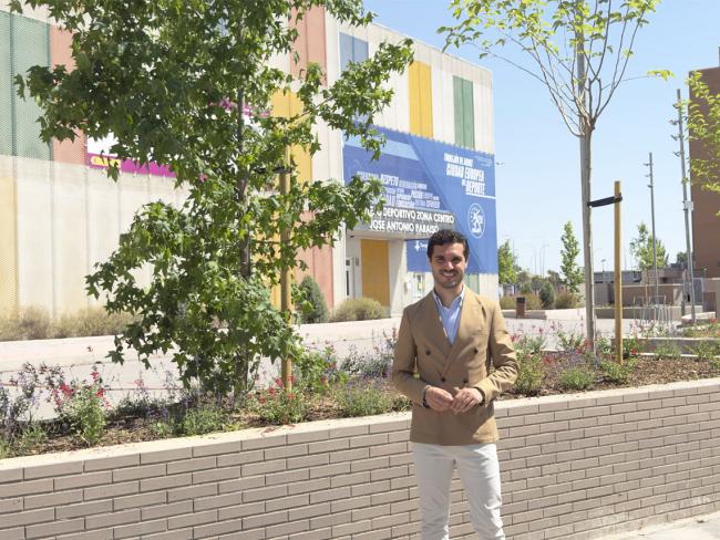 El alcalde supervisando el resultado de la inversión en la rotonda y exteriores del Pabellón José Antonio Paraiso