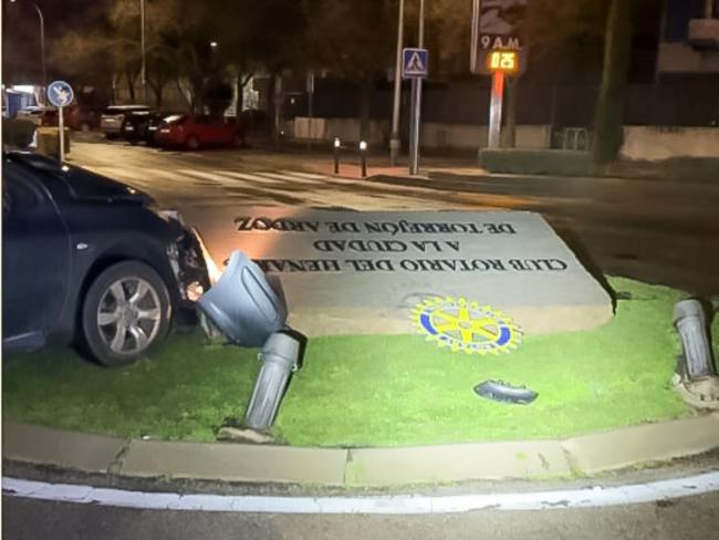 La conductora del automóvil había abandonado el coche tras invadir la rotonda y chocar contra el monumento
