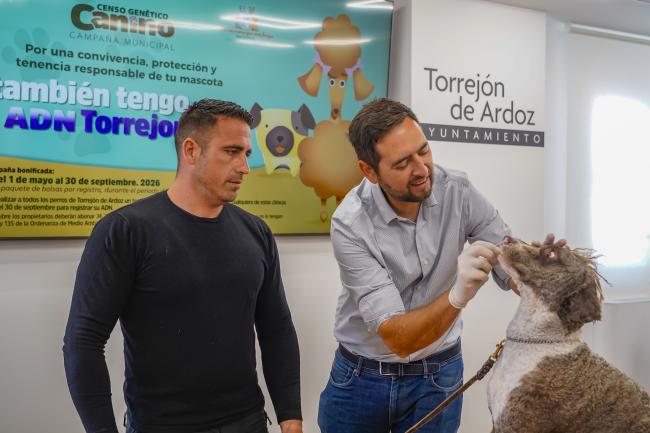 El Ayuntamiento implanta el ADN Canino-Censo Genético para reducir los excrementos de perros en las calles, siendo obligatorio realizar a todas estas mascotas un test de saliva, gratuito, hasta el 30 de septiembre