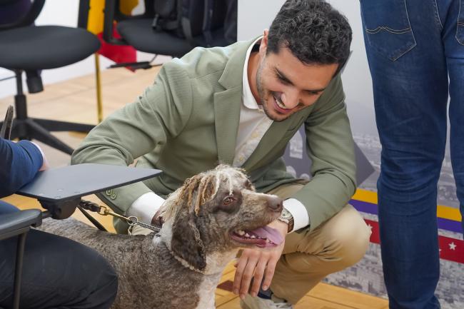 El alcalde con Coco, uno de los perros que ha participado en la presentación