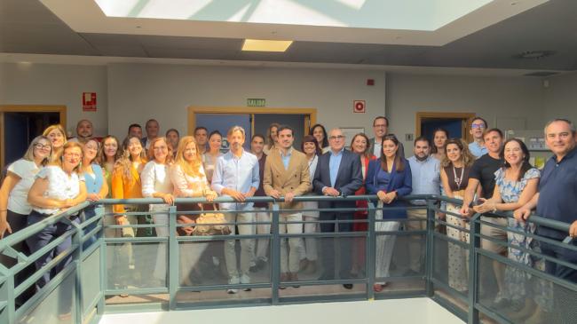 El alcalde, Alejandro Navarro Prieto, con todos los participantes en este nuevo encuentro de networking empresarial impulsado por la Asociación de Empresarios del Henares AEDHE