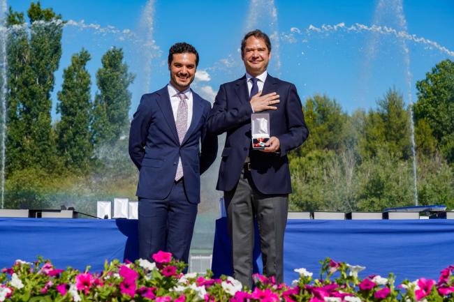 El alcalde, Alejandro Navarro, con Ignacio Vázquez, alcalde de Torrejón de Ardoz entre 2015 y 2023 Ignacio Vázquez recibió la Cruz al Mérito con Distintivo Rojo