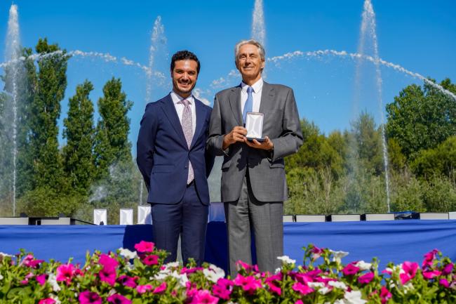 El alcalde, Alejandro Navarro, y José Vicente Saz, exrector de la Universidad de Alcalá de Henares, recibió la Cruz al Mérito con Distintivo Blanco