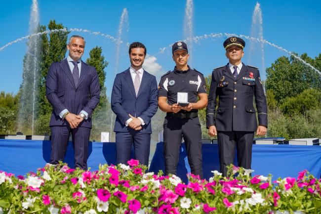 También se entregó la Cruz al Mérito con Distintivo Blanco, como reconocimiento a actuaciones destacadas realizadas por policías locales a Alberto Martínez Solera, oficial de Policía Local, por su decidida y ejemplar intervención fuera de servicio en el Centro Comercial Oasiz