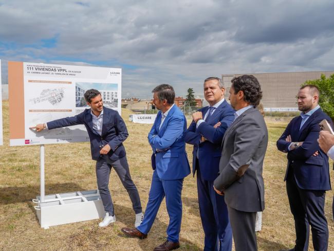  El alcalde, Alejandro Navarro Prieto, ha visitado junto al consejero de Presidencia, Justicia y Administración Local de la Comunidad de Madrid, Miguel Ángel García Martín, y el consejero de Vivienda, Transportes e Infraestructuras, Jorge Rodrigo, la parcela donde se edificarán los inmuebles en la confluencia del Paseo de la Democracia con la avenida Carmen Laforet (barrio de Soto del Henares)