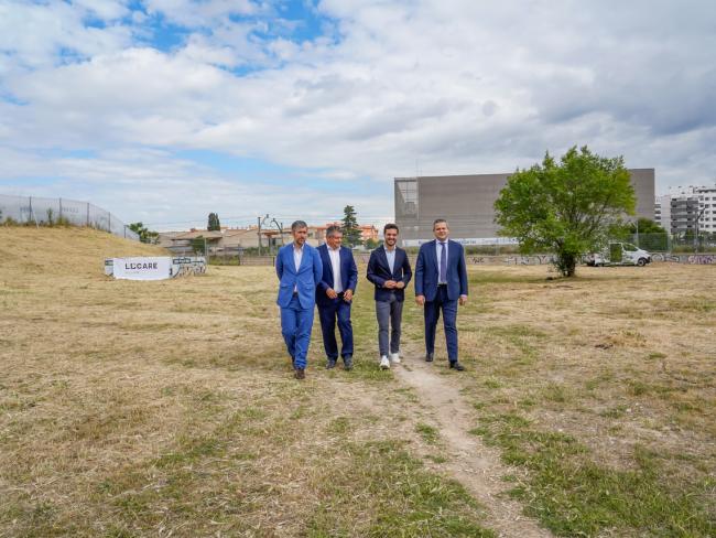  El alcalde, Alejandro Navarro Prieto, ha visitado junto al consejero de Presidencia, Justicia y Administración Local de la Comunidad de Madrid, Miguel Ángel García Martín, y el consejero de Vivienda, Transportes e Infraestructuras, Jorge Rodrigo, la parcela donde se edificarán los inmuebles en la confluencia del Paseo de la Democracia con la avenida Carmen Laforet (barrio de Soto del Henares)