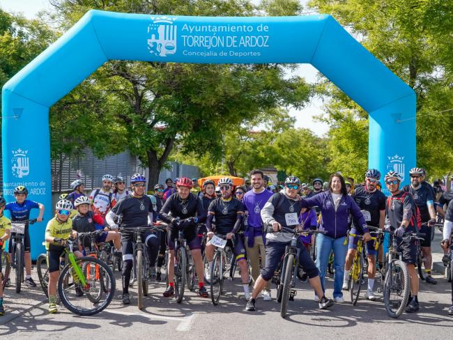 El alcalde, Alejandro Navarro, y la concejala de Deportes y Turismo, Miriam Gutiérrez, en la salida junto a los voluntarios y participantes