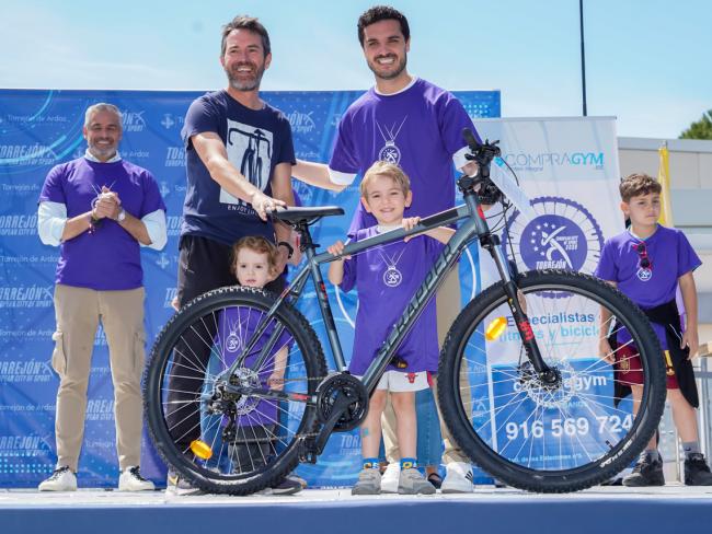El alcalde entregando una de las bicicletas que se sortearon