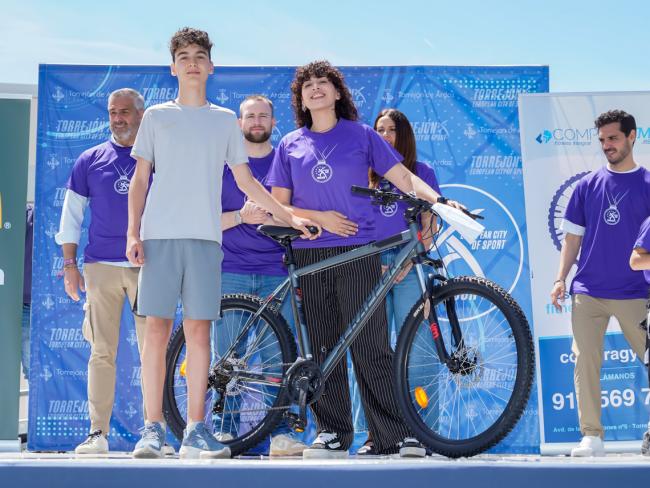 La concejala socialista, Ángela Vaquero, participó en la entrega de bicis 