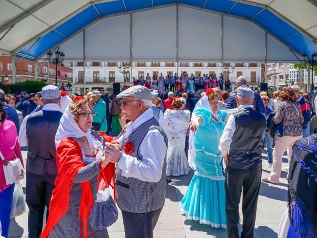Los mayores con sus trajes más castizos en la Plaza Mayor