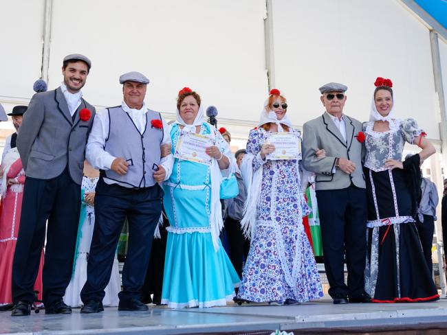 El alcalde, Alejandro Navarro Prieto, y la concejala de Mayores, Ana Verónica González, tras la entrega de premios a las parejas más castizas