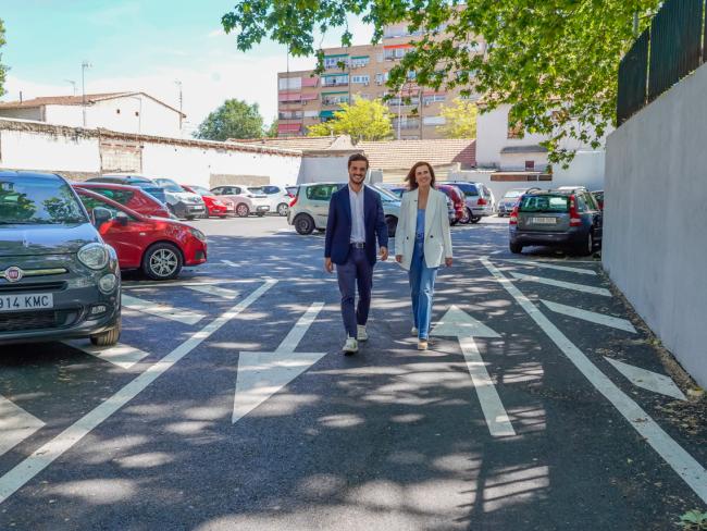 Alejandro Navarro Prieto, y Mercedes Tomé visitando el estacionamiento situado en la calle Ciudad Real, una de las actuaciones realizadas