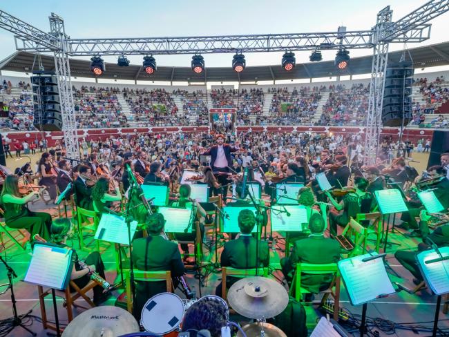 DJ Symphonic también sorprendió por su espectacular puesta en escena
