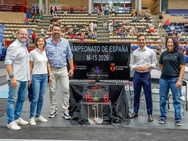 De izquierda a derecha: Ignacio Casares, presidente de la Federación Madrileña de Esgrima, Joaquina Joaquín, directora del Centro Comercial Parque Corredor, José Luis Abajo “Pirri”, presidente de la Federación Española de Esgrima, Alejandro Navarro, alcalde de Torrejón de Ardoz, y Miriam Gutiérrez, concejala de Deportes y Turismo