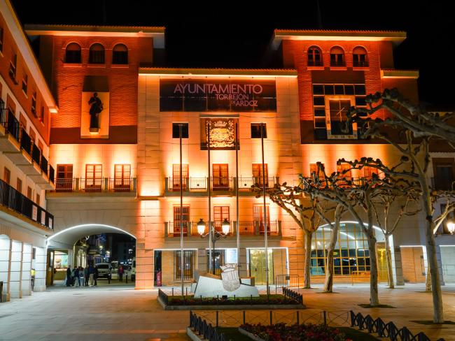 La fachada del Ayuntamiento iluminada de color naranja con motivo del Día Nacional de la Epilepsia celebrado el pasado año