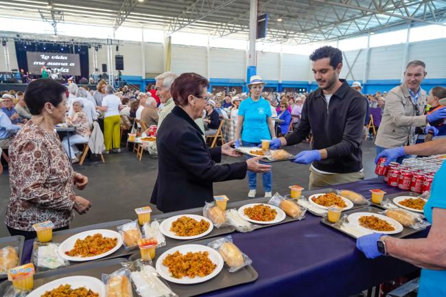 El alcalde, Alejandro Navarro, en el reparto de paella